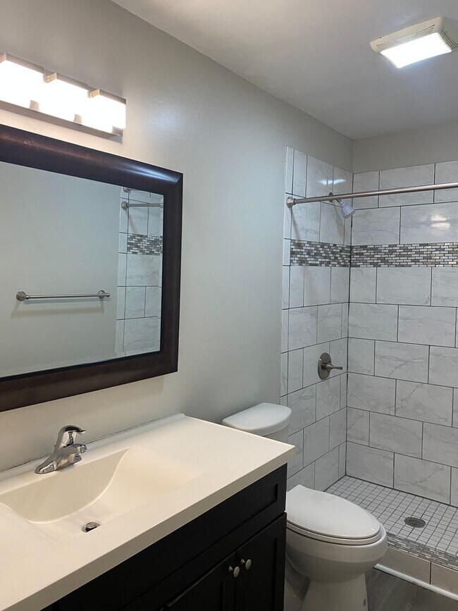 Building Photo - *Choose Your Special!* Spacious Fully Renovated 2-Bedroom Apartment in Alamo Heights ISD