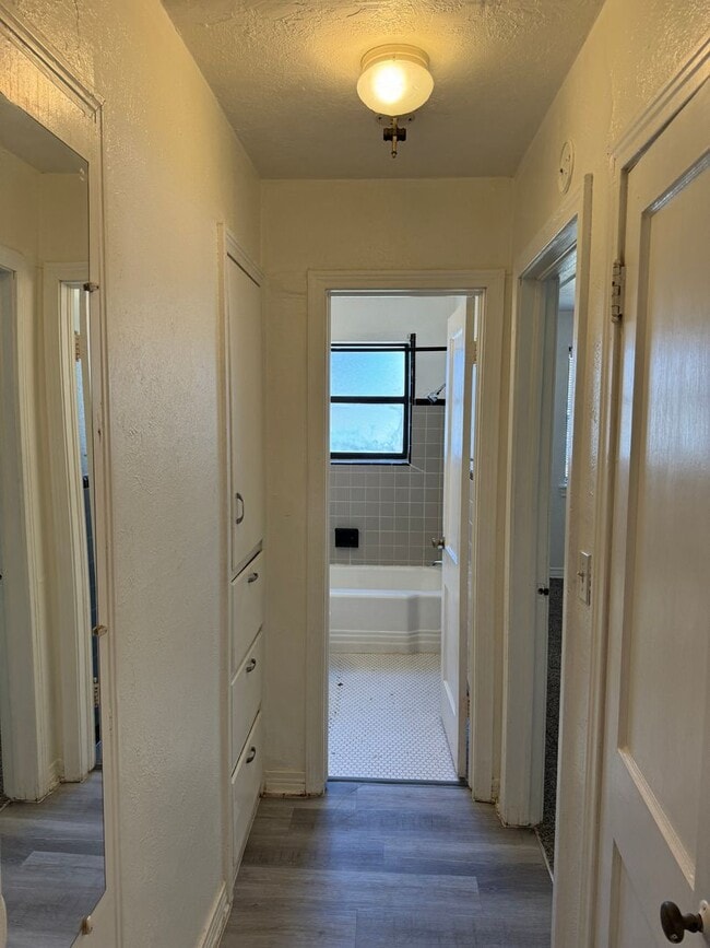 Building Photo - 1 bed duplex close to all things Norman! New paint, carpet and flooring!