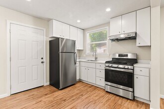 Building Photo - Modern 2 Bedroom in Alameda w/ Parking!