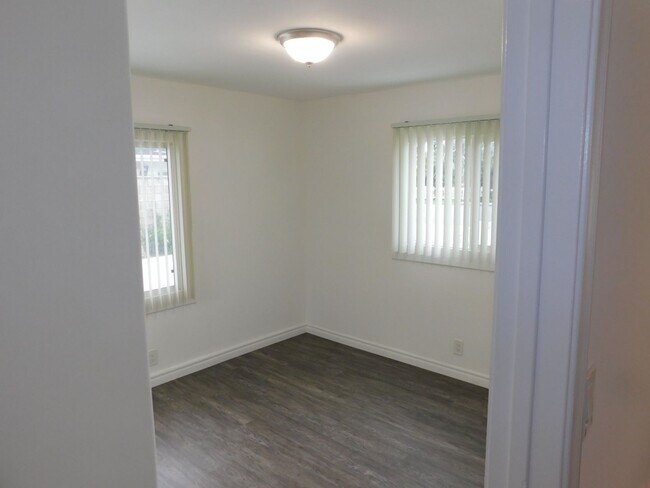 Building Photo - ALB190-192