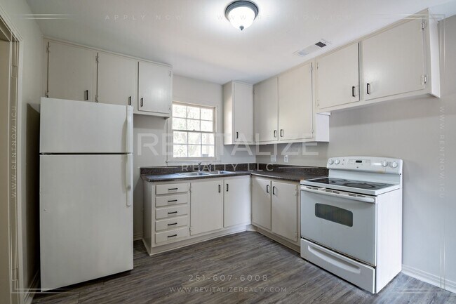 Building Photo - Beautiful 3 Bedroom/1 Bathroom Home in Mobile!