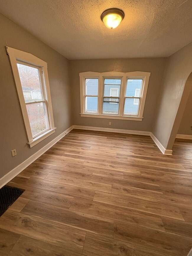 Building Photo - 2 Bed House for Rent! **NO APPLICATION FEES**