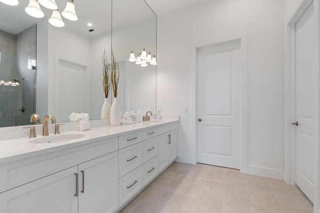 Building Photo - 13621 Le Christine Dr