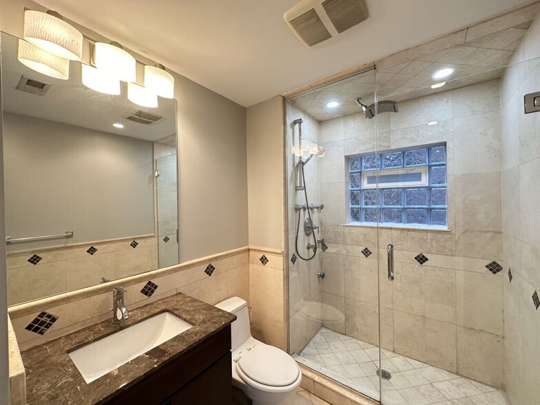 Building Photo - 907 N Damen Ave