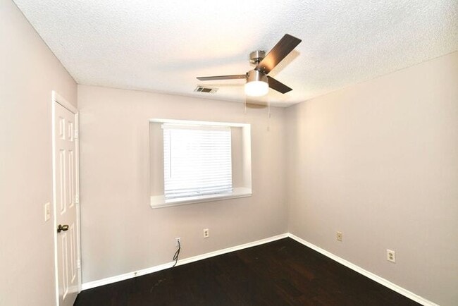 Building Photo - 10470 Meadow Run Trce