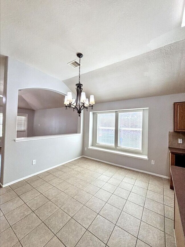 Building Photo - Spacious 3-Bedroom, 2-Bath Home with Conve...
