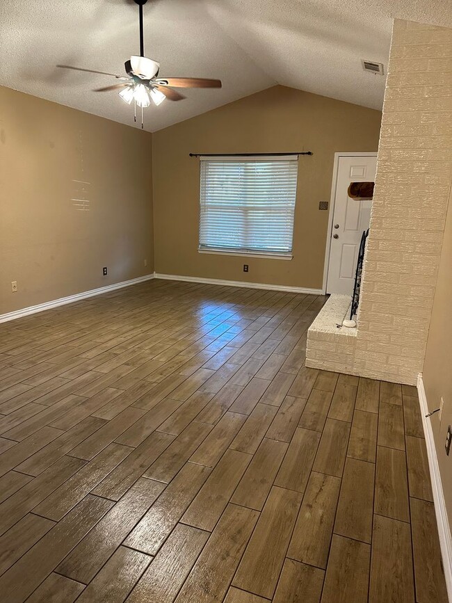 Building Photo - 2 Bedroom MISD House with Garage