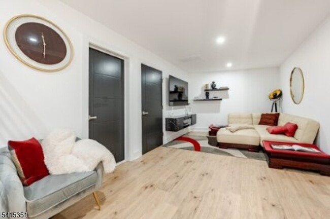 Building Photo - 301 Kingsland Rd