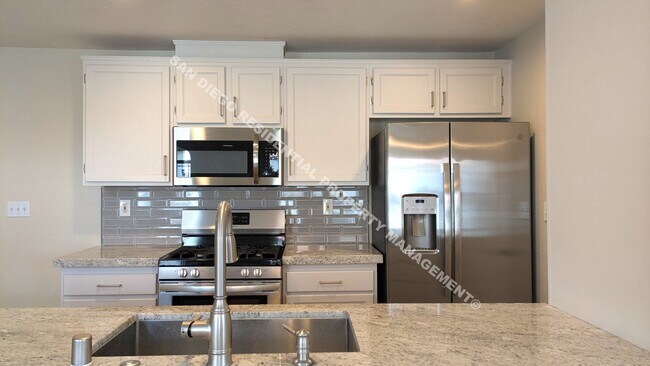 Building Photo - Gorgeous, Newly Remodeled 3 Bed / 2 Bath T...