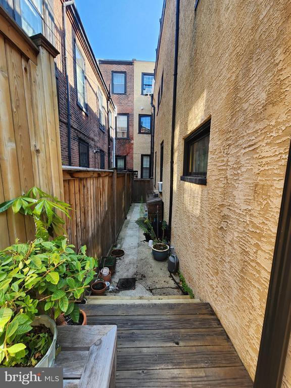 Building Photo - 2402 Lombard St