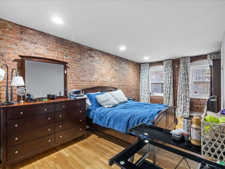 Building Photo - 407 Marlborough St