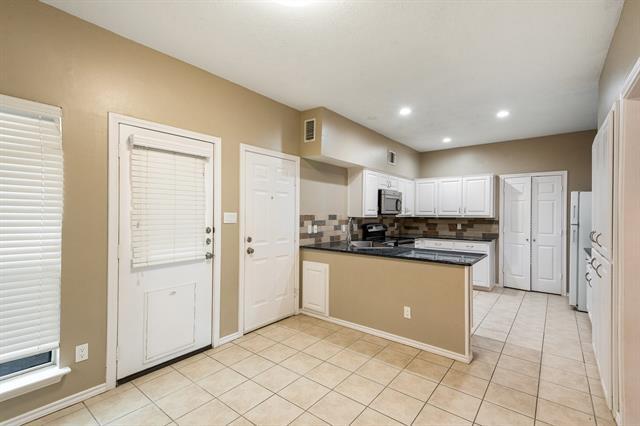 Building Photo - 2221 Meadowstone Dr