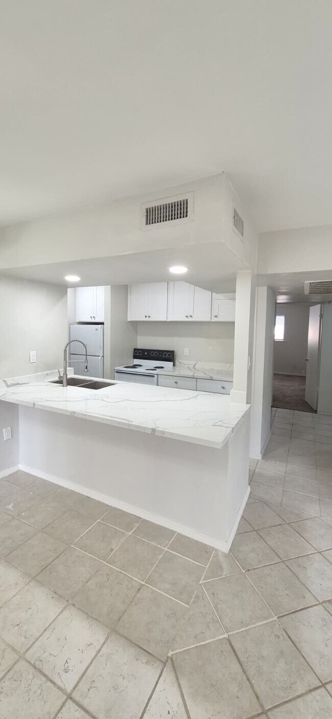 Building Photo - 5343 Richmond Ave