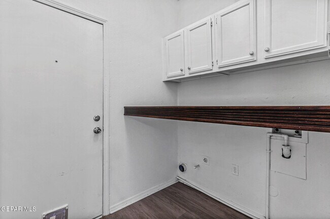 Building Photo - 10737 Pleasant Sand Dr