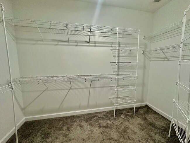 Building Photo - 4-Bedroom Home with Loft and Office for Re...