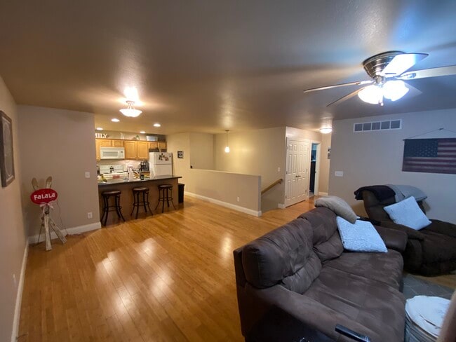 Open floor plan, bamboo hardwood floors. - 109 Scenic Dr