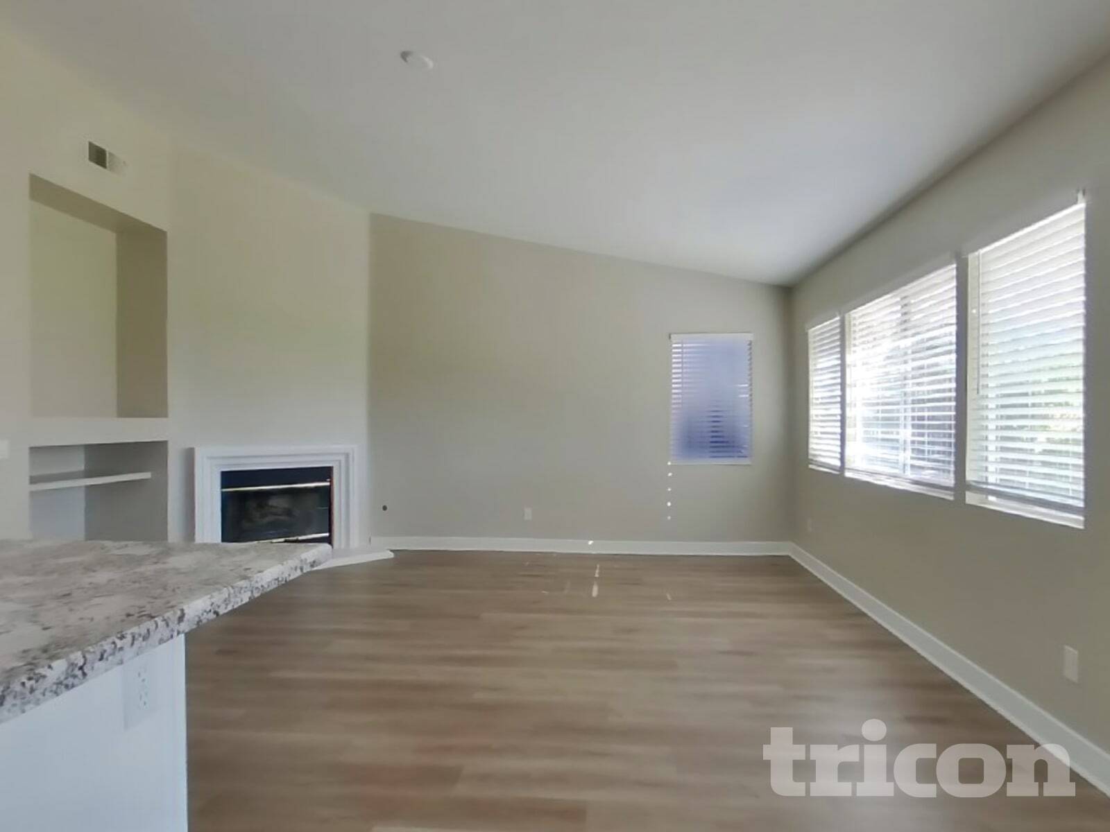 Building Photo - 1346 Woodvale Dr