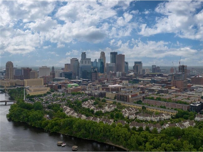 Building Photo - 517 River St