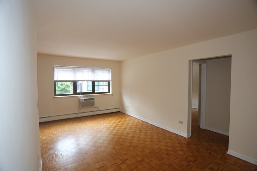 Building Photo - 503 W Briar Pl