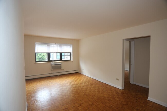 Building Photo - 513 W Briar Pl