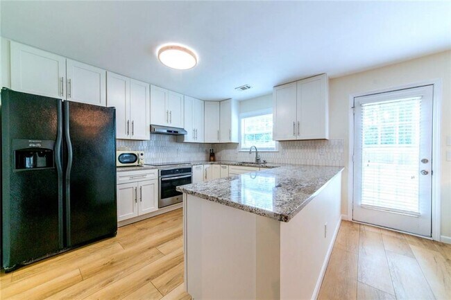 Building Photo - 2860 Mayfair Dr