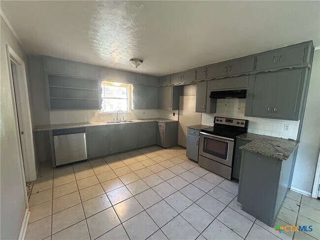 Building Photo - 1302 Cedar Dr