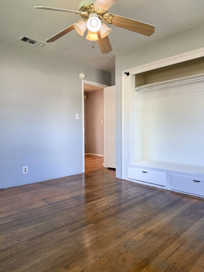 Building Photo - Spacious 2/2 home near shopping