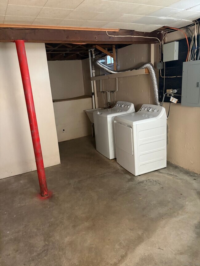 Building Photo - 39 Westphal St