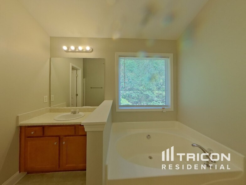 Building Photo - 9015 Montclair Hills Dr