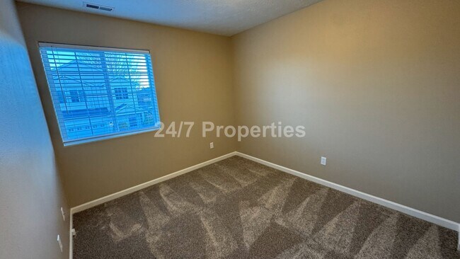 Building Photo - 3 BD I 2.5 BA Home - Fairview