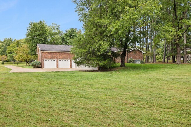 Building Photo - Completely renovated ranch 4BR/4BA ranch h...