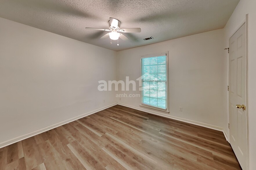 Building Photo - 2442 Country Lake Ln
