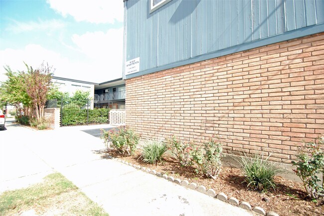 Building Photo - 2515 Yoakum Blvd