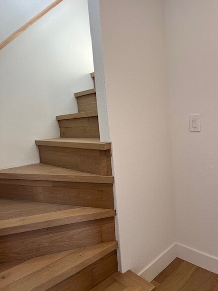 Private entrance to upstairs - 638 NE Prescott St