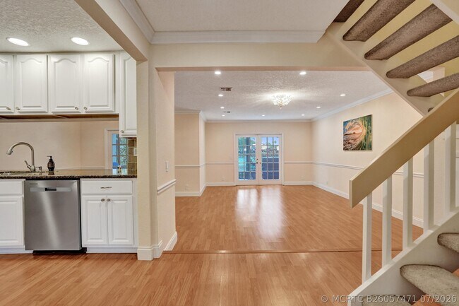 Building Photo - 635 Northshore Dr