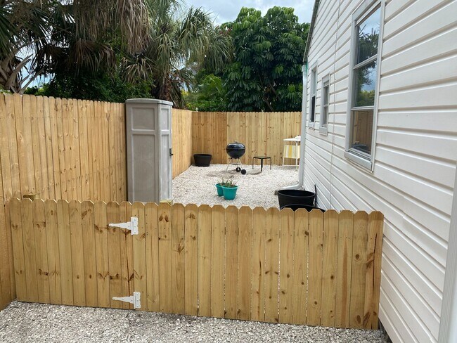 Building Photo - Nokomis Beachy Bungalow (Off Season)