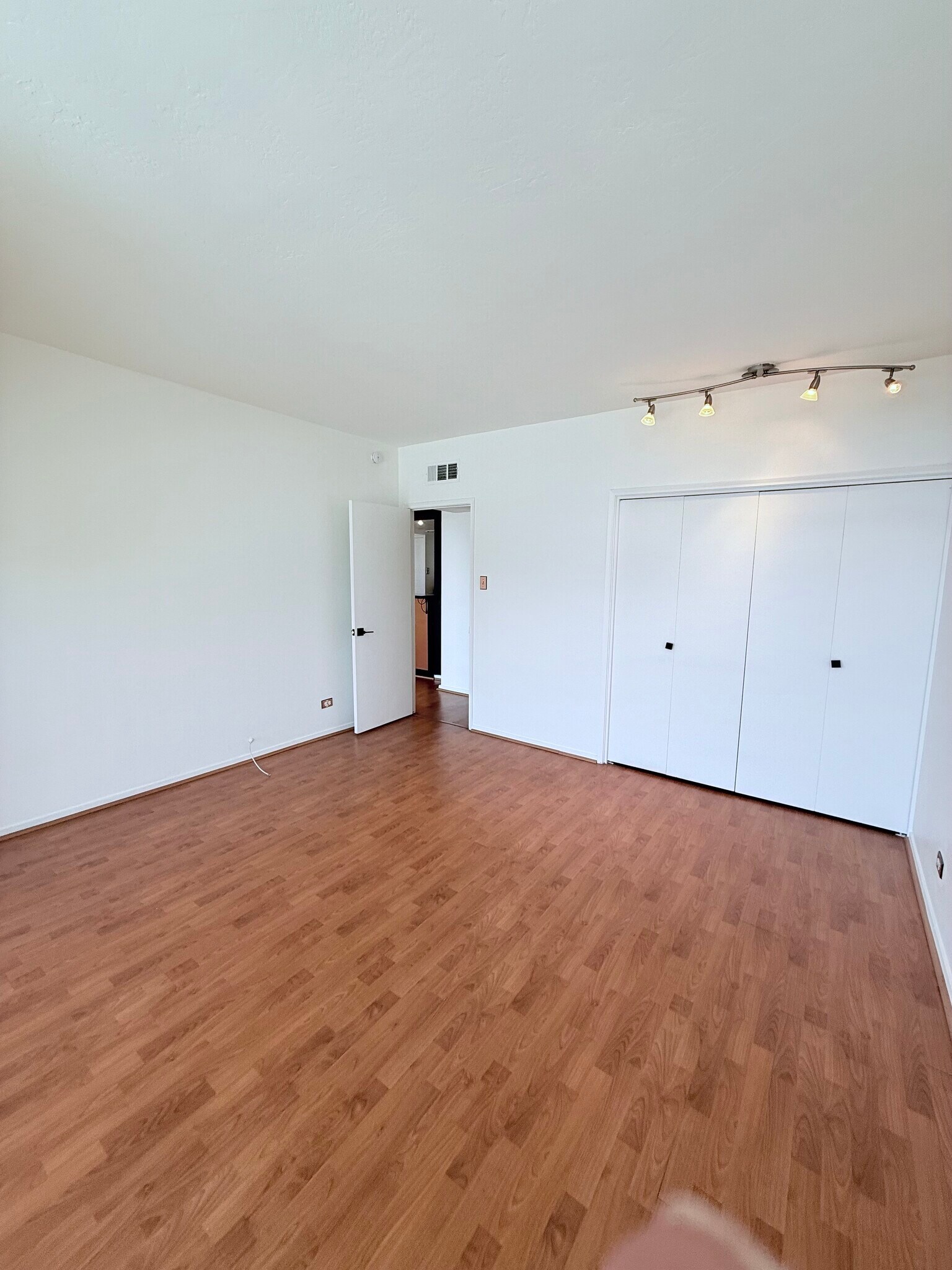 Building Photo - 207 W Clarendon Ave