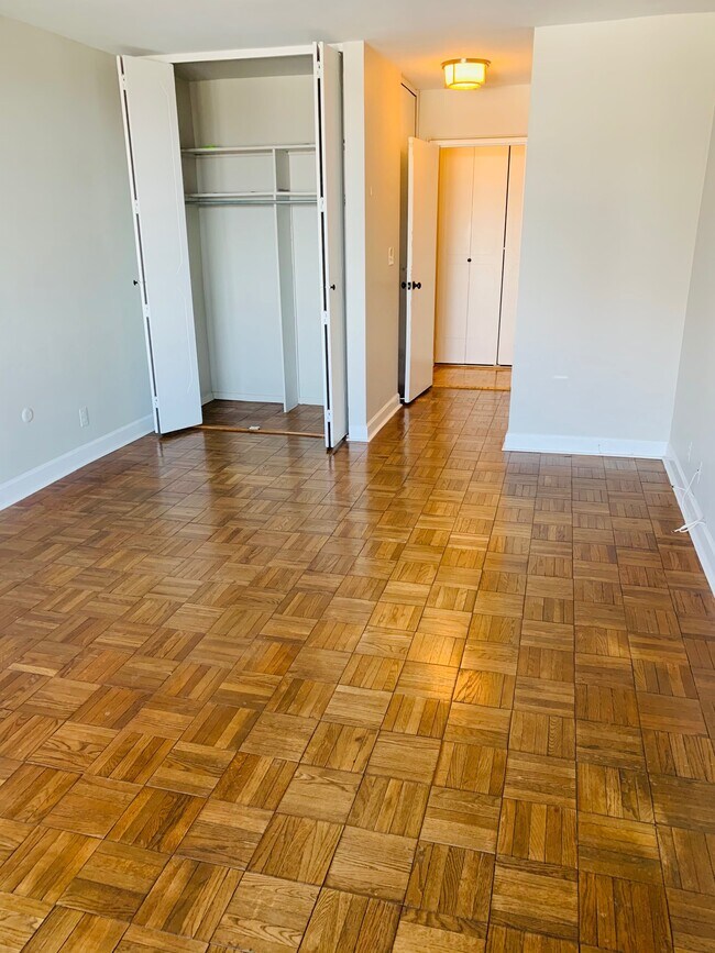 Building Photo - 2000 Linwood Ave