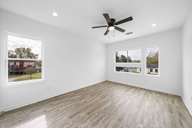 Building Photo - For Lease-Housing Vouchers Accepted | 3 Bed, 3 Bath | 1,515 Sq Ft | South Houston
