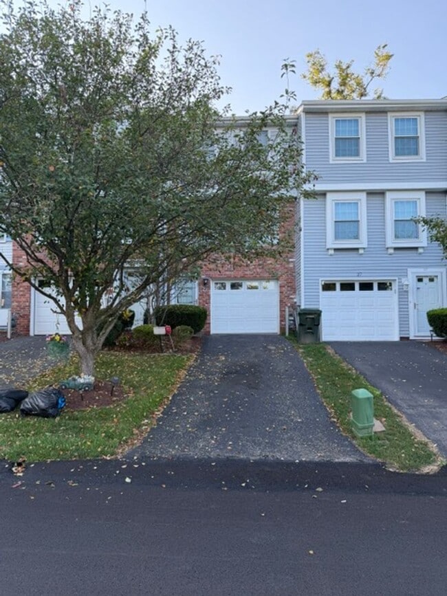Building Photo - Beautiful Townhouse for Rent