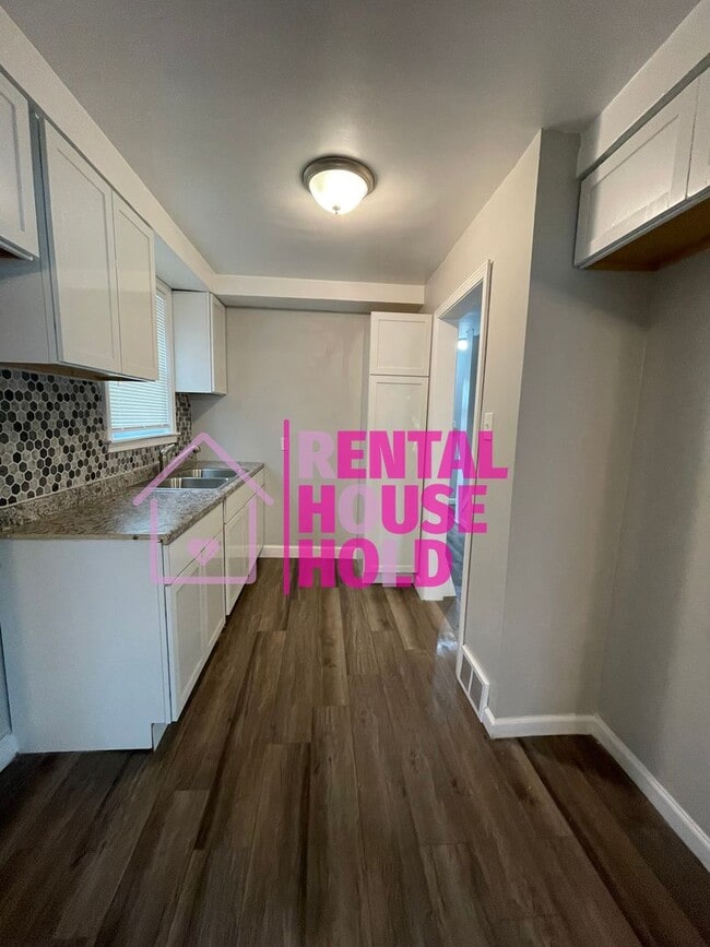 Building Photo - Security Deposit Slashed in Half just $500...