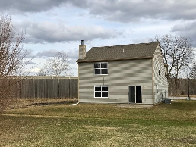 Building Photo - 4 Bedroom 2.5 Bathroom Two Story Brick Front Home in Pike Township!