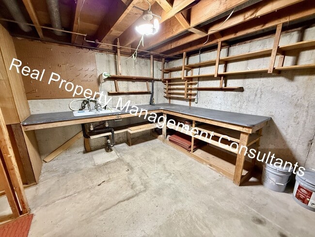 Building Photo - 4 bed | 2.5 bath Home In Shawnee Mission S...