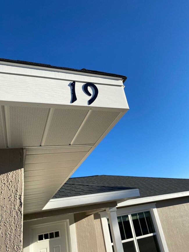 Building Photo - Available December 15th.....Custom Home - Desirable SE Ocala Neighborhood 3/2/2 **WON'T LAST**