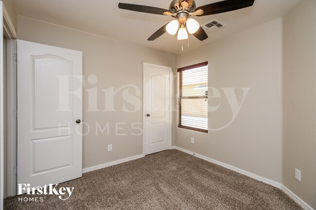 Building Photo - 914 W Desert Canyon Dr