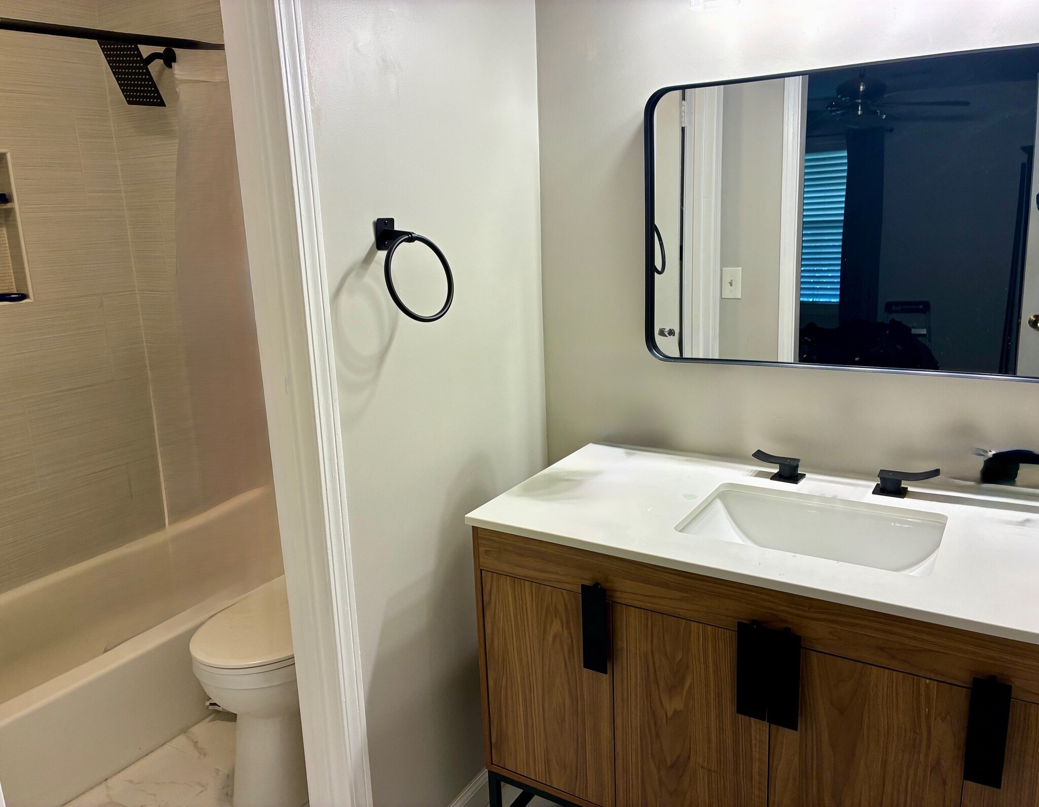 Fully renovated en-suite bathroom - 1405 Vicksburg Plz