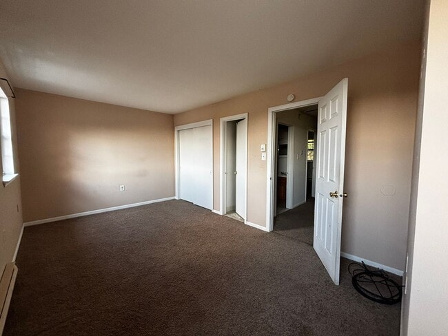 Building Photo - 3BR Townhome with garage! This house will go fast!!