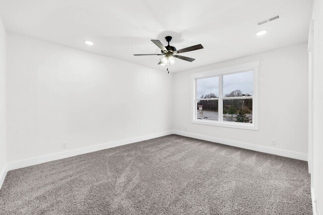 Building Photo - 3 Bedroom 2 1/2 Bath Condo For Rent Near Downtown!