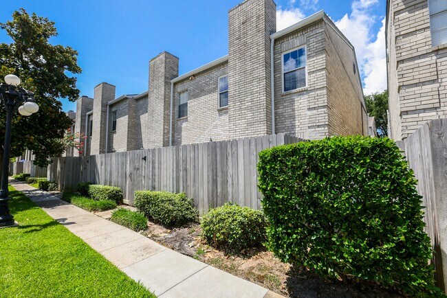 Building Photo - 17441 Red Oak Dr