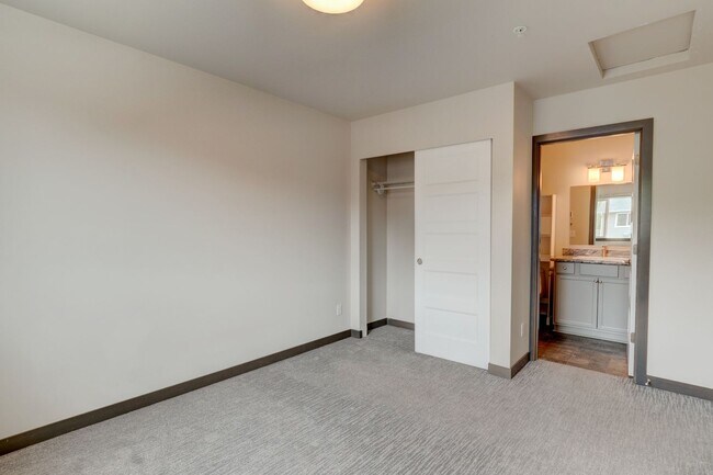 Building Photo - 2 bed 2 Bath Condo in Summerwind Community